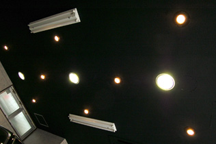 250W大型水銀照明6個、100Wレフ照明16個完備